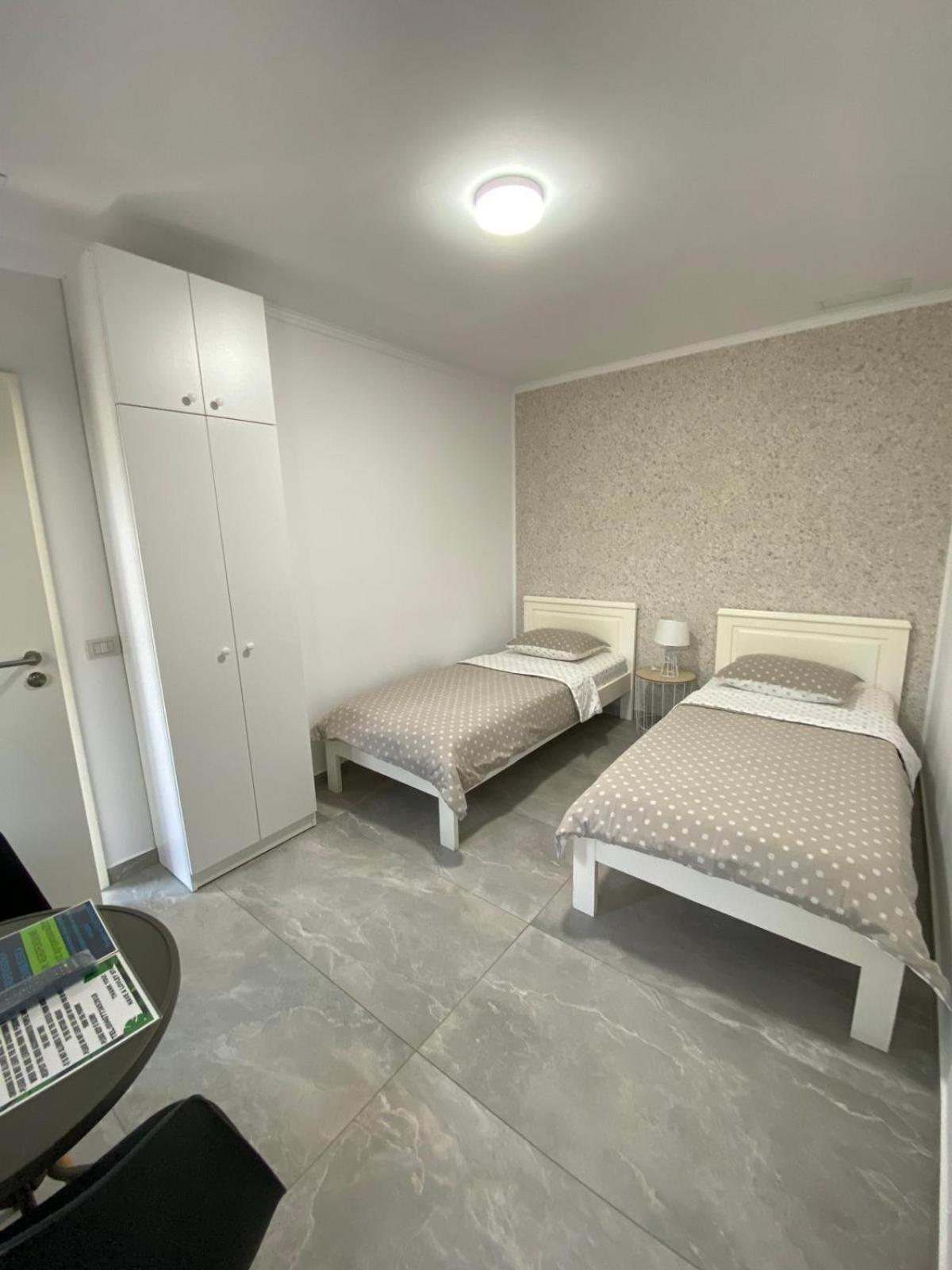 Kevin&Jessica Rooms Giarmata Exterior photo